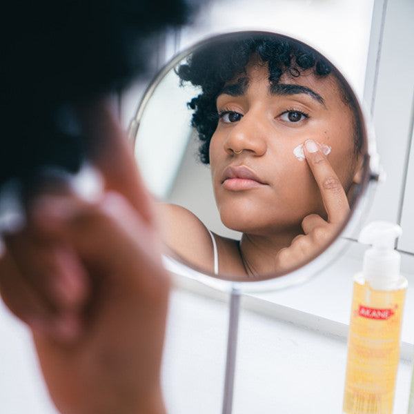 Comment traiter une peau grasse et déshydratée ?
