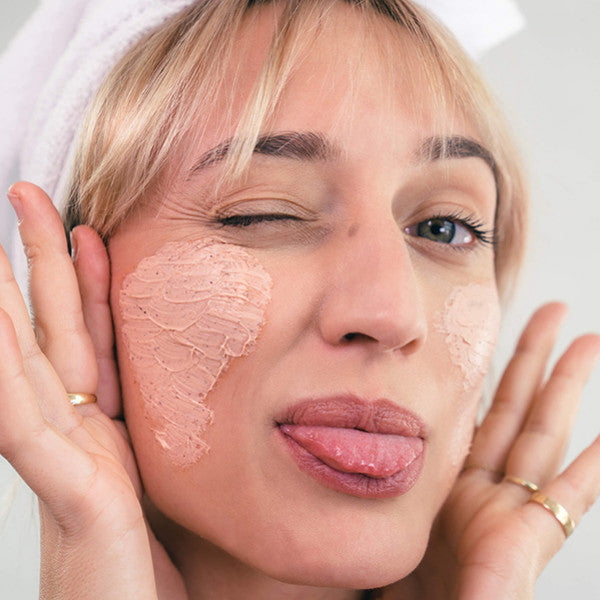 Quel gommage visage adopter selon son type de peau ?
