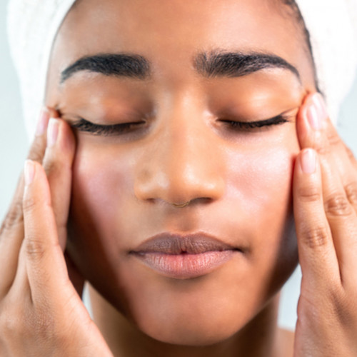 Comment remédier aux taches brunes sur le visage ?