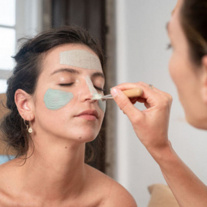 Pores dilatés : comment resserrer les pores dilatés du visage ? Nos solutions.